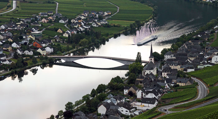 Puente sobre el río Mosela, Piesport (Alemania)