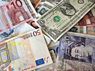 Los billetes y monedas representan diferentes valores de dinero