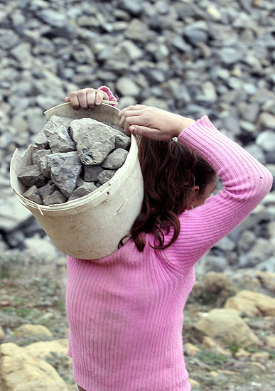 En el documental de Javier Corcuera en una de las partes nos muestran la vida de niños trabajadores peruanos