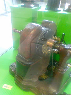 Dinamo antigua para producir electricidad. Museo de la Técnica de Terrasa