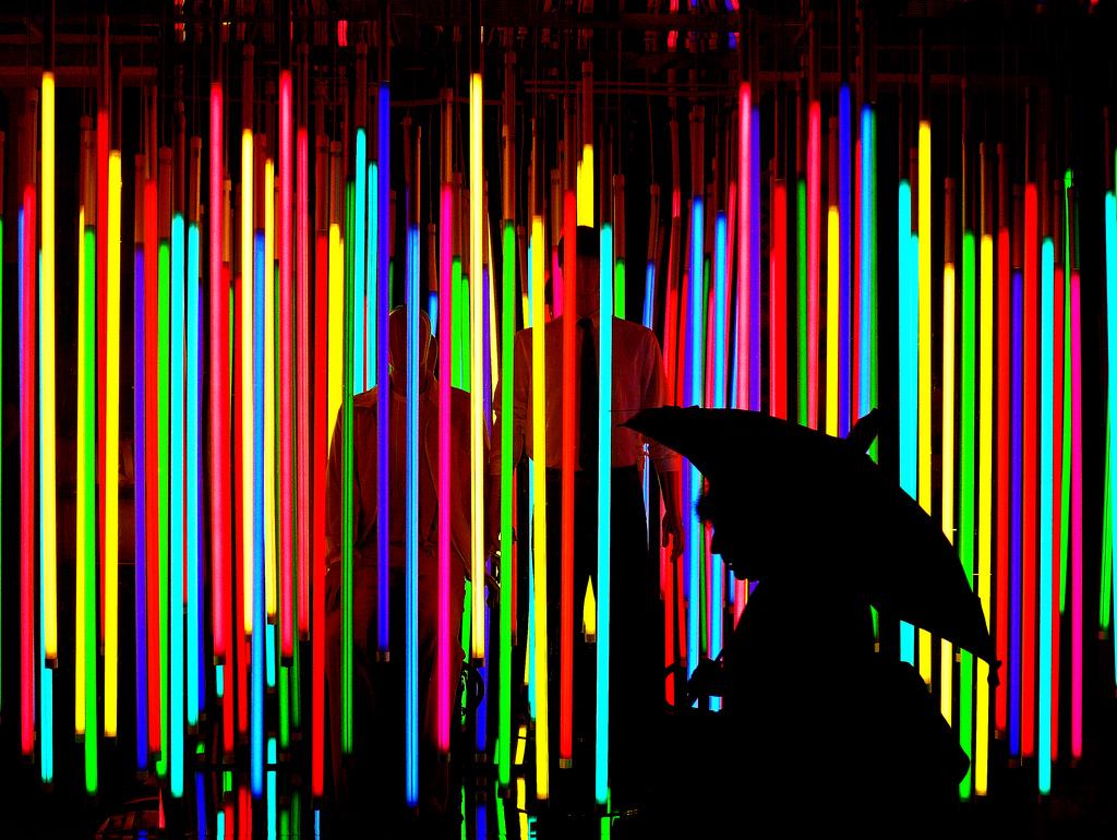 Tubos de colores variados representando la dispersión de la postmodernidad