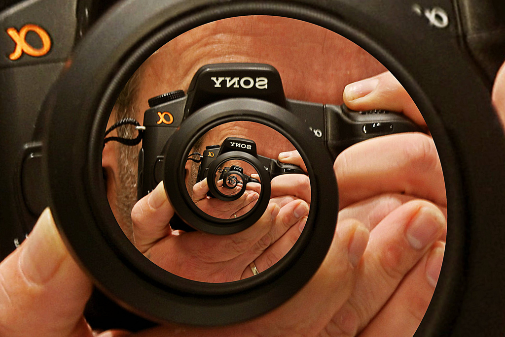 autorretrato de un fotógrafo con efecto de su cámara en espiral