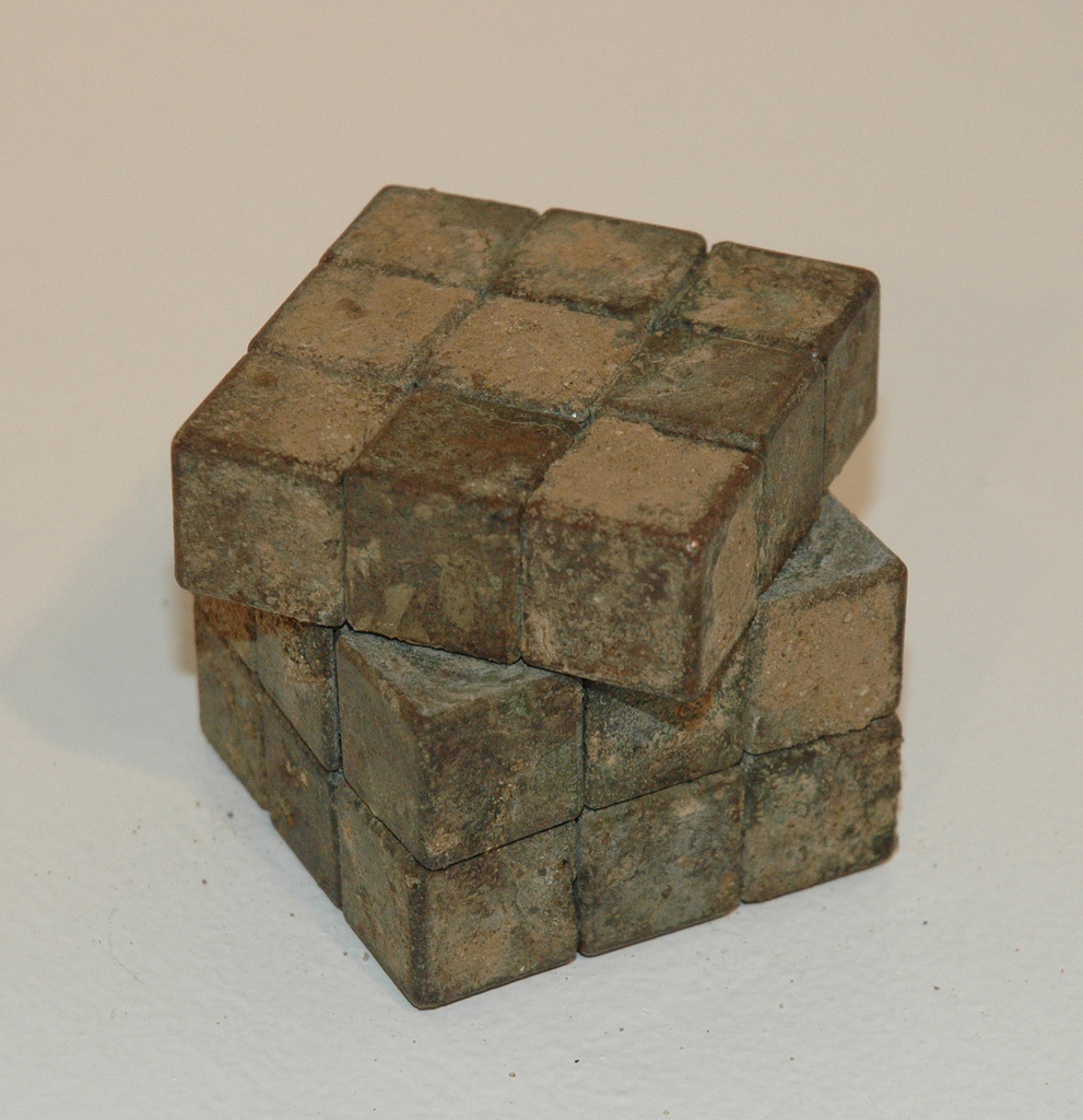 cubo de Rubik con todos sus pequeños cubos del mismo color