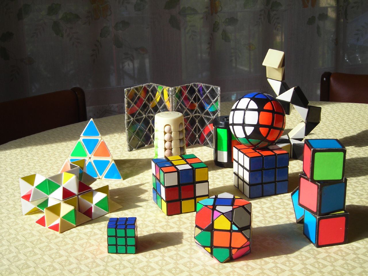 representacion de ciudad a base de figuras de Rubik