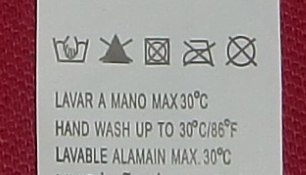 Etiqueta de una prenda con las indicaciones de lavado y planchado