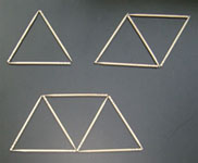 1, 2 y 3 triángulos consecutivos con palillos.