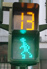 Semáforo verde de peatón y arriba un contador que indica que quedan 13 segundos para que vuelva a rojo