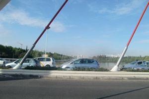 Coches y taxis atravesando el río Guadalquivir