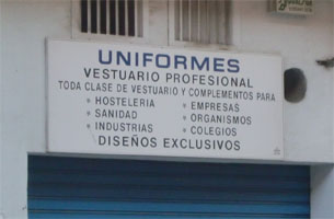 Rótulo de un negocio que fabrica uniformes y vestuarios profesionales