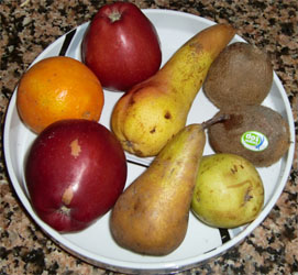 Plato con varias piezas de fruta