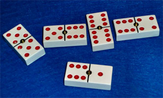 Varias fichas de dominó: 5 doble, 5-6, 6 doble, 6-4 y 6-1