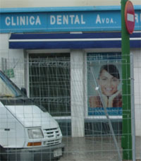 Fotografía de la entrada de una clínica dental