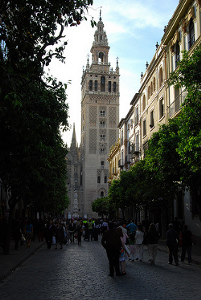 Calle se Sevilla con naranjos y la Giralda al fondo