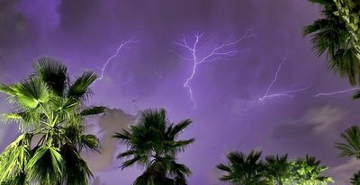 Rayos y relámpagos en una noche de tormenta