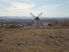 Campo de Castilla con molino de viento al fondo