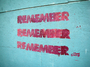 Pared con la inscripción "remember" 3 veces.