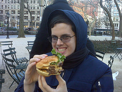 Chica comiendo una hamburguesa