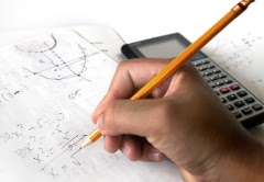 haciendo cálculos con lápiz papel y calculadora