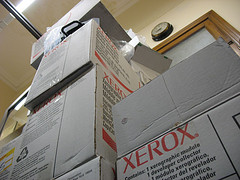Pila de cajas de folio con material guardado