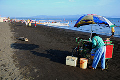 hombre vendiendo refrescos en una playa