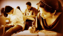 Alumnos haciendo un examen