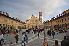 Plaza del Duomo de Milán transitada por turistas