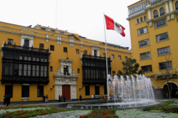Bandera de Perú en una plaza de Lima