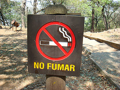 Cartel prohibiendo fumar en un parque