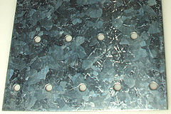 Cristales visibles de cinc en una matriz de acero