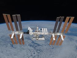 La Estación Espacial Internacional vista desde el Transbordador Espacial Discovery que fue fotografiada durante la STS-119 en Febrero del 2009.