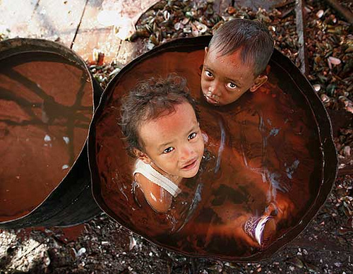 Dos niños se bañan en la ciudad indonesia de Yakarta.