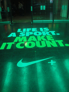Anuncio Nike en una tienda de deportes