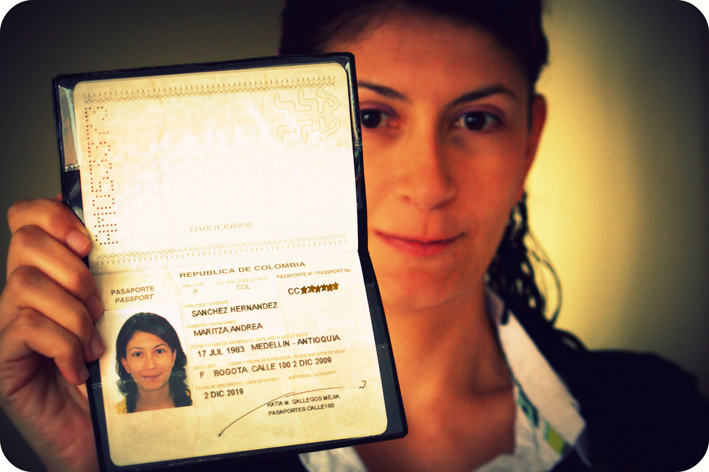 Fotografía de una inmigrante enseñando su visado de entrada