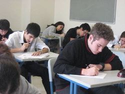 grupo de personas haciendo un examen