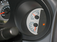 Indicador del nivel de gasolina y temperatura del motor del coche