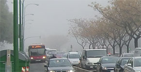Tráfico de una mañana de niebla en Sevilla.