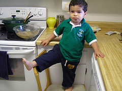 Niño jugando en la cocina de casa