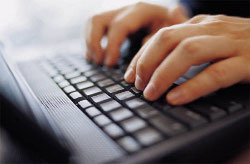 Una persona escribiendo en un ordenador