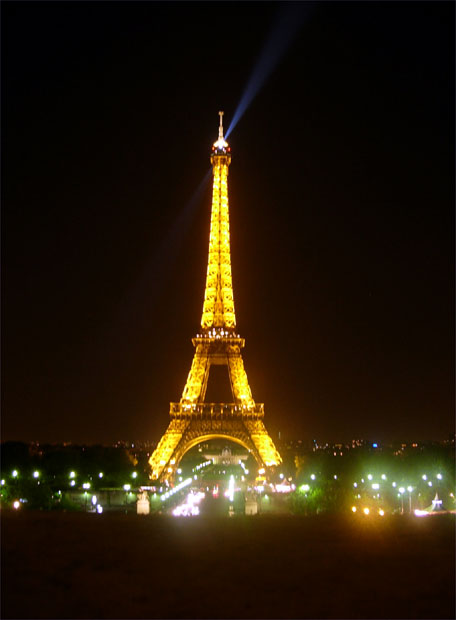 Torre Eiffel iluminada de noche