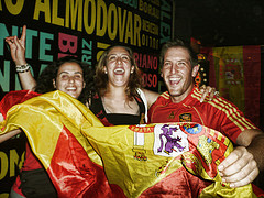 Chicos celebrando el triunfo de España ante Alemania