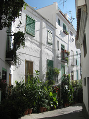 Calle con casas pintadas con cal en La Alpujarra